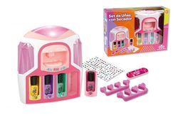 Nagelstudio – mit Dekorationsmaschine