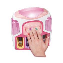 Nagelstudio – mit Dekorationsmaschine