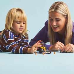 Lego City — жёлтый колёсный погрузчик