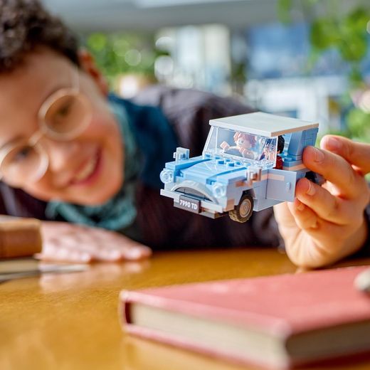 Lego Harry Potter Flying Ford Anglia!