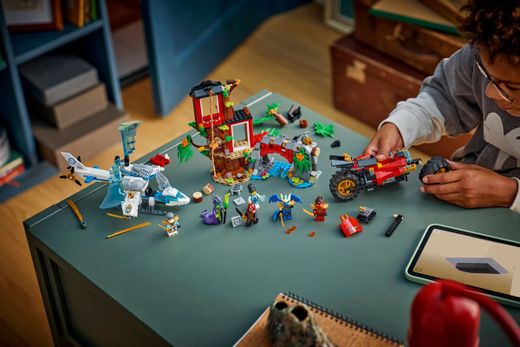 Lego Ninjago - Battaglia tra veicoli Ninja vicino alla casa sull'albero