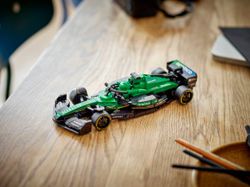 Lego Speed ​​Champions - Carro de corrida Aston Martin Aramco F1® AMR24