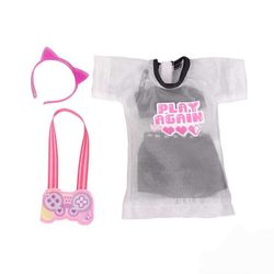 Nancy veste un giorno con un look alla moda