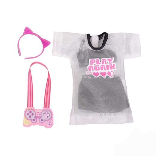 Nancy veste un giorno con un look alla moda