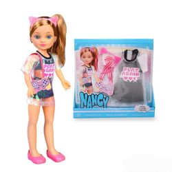 Nancy veste un giorno con un look alla moda